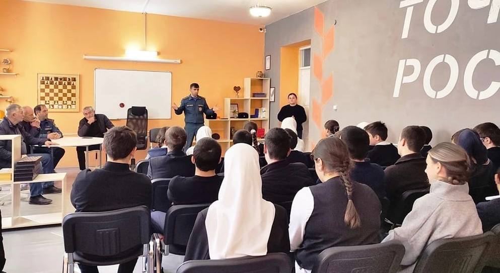 Сотрудники Минприроды РД проводят разъяснительные беседы с обучающимися о правилах пожарной безопасности в преддверии новогодних праздников